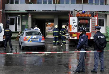 Policie z domu evakuovala desítky lidí